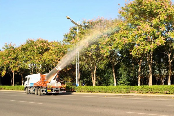 天地美霧炮車(chē)：環(huán)衛(wèi)降塵，吹打落葉，保障道路順暢同行